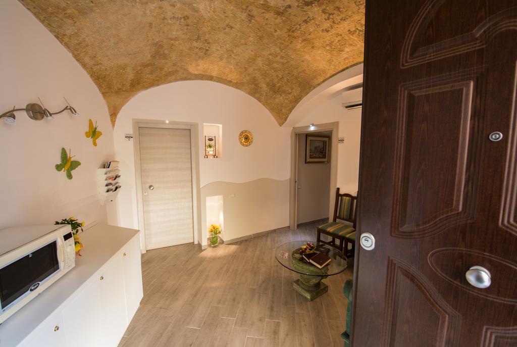 Petros Room Camere Салерно Екстер'єр фото
